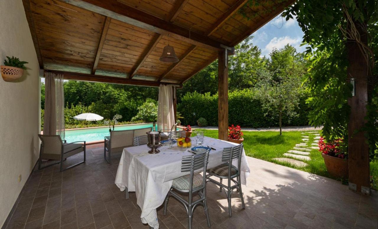 לוקה Villa Con Piscina Esclusiva Nel Verde מראה חיצוני תמונה