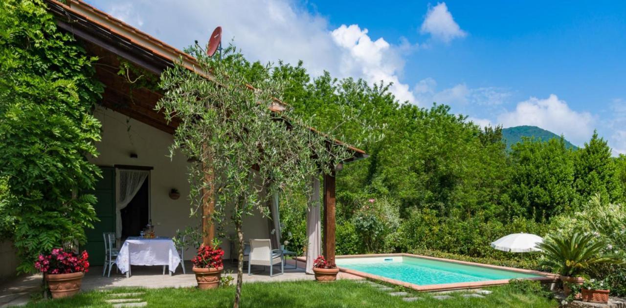 לוקה Villa Con Piscina Esclusiva Nel Verde מראה חיצוני תמונה